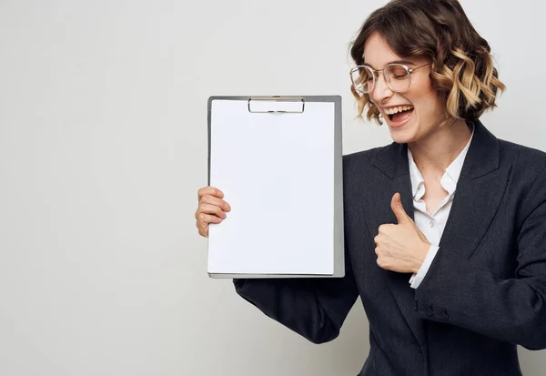 Femme montre une feuille de papier vierge sur un fond clair finance d'entreprise Espace de copie — Photo