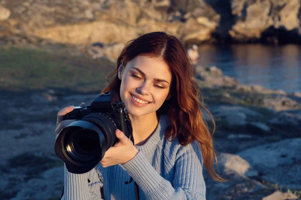 Jolie femme photographe nature montagnes rocheuses aventure — Photo