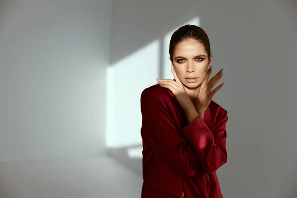 Pretty brunette in gray room and red jacket portrait fashion style — Fotografia de Stock