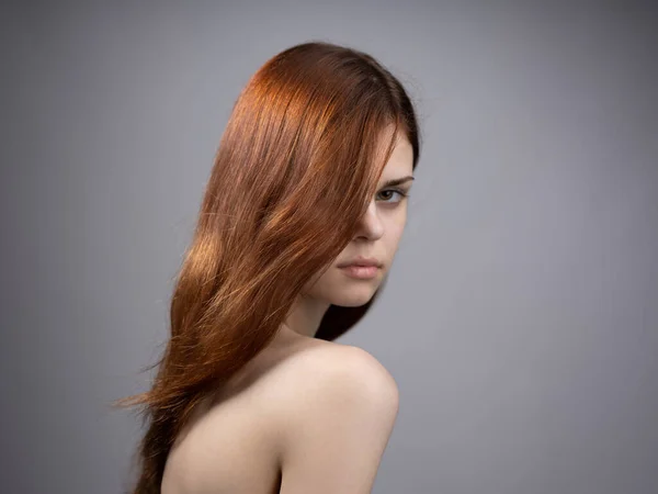 Femme à la mode avec les cheveux roux épaules nues vue de côté Image En Vente