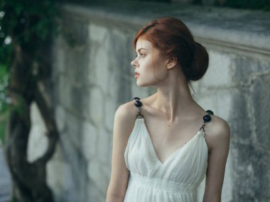 Doğada beyaz elbiseli bir kadın.