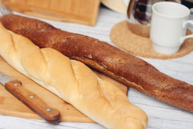 Masada taze pişmiş yiyecekler, mutfak bacakları kahvaltı diyeti