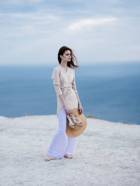 Gezgin kadın dağlarda kumların üzerinde bulutların üstünde mavi gökyüzü doğa temiz hava