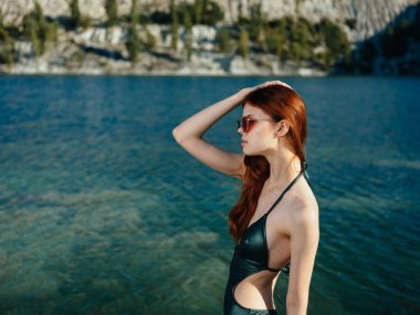 Mayolu kadın şeffaf su nehri doğası taze hava manzarası