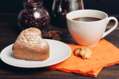 Tahta bir masada bir fincan kahve kahvaltı manzarası tatlılar