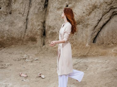 Kadınlar açık renk giysiler, doğa kaya modelleri.