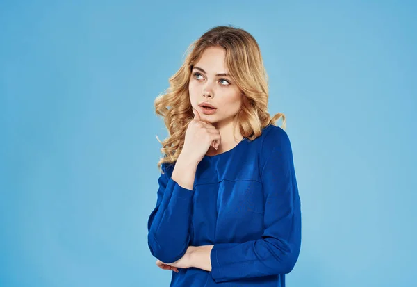 Elegante Frau blaues Kleid Lifestyle Glamour isoliert Hintergrund — Stockfoto