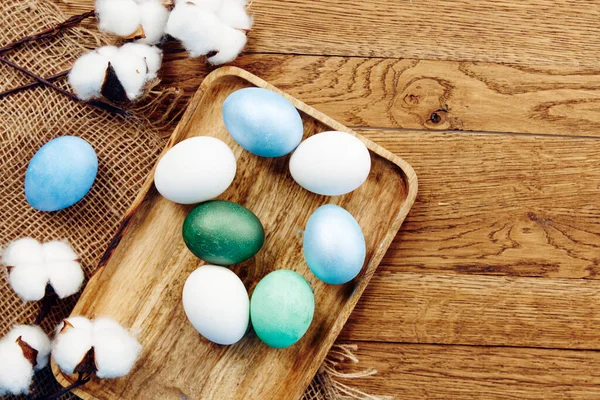 Huevos coloridos tablero de madera Pascua vacaciones decoración —  Fotos de Stock