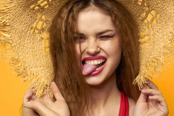 Allegro bella donna spiaggia cappello divertimento emozioni giallo sfondo — Foto Stock