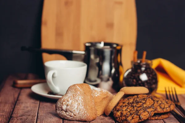 Kaffee mit Keksen Süßigkeiten Snack Dessert Frühstück — Stockfoto
