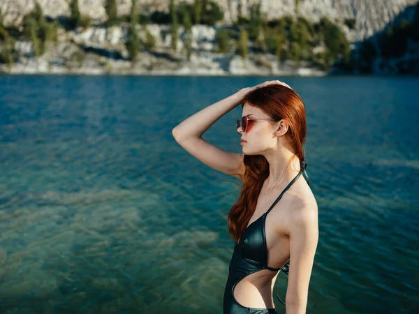 Femme en maillot de bain eau transparente rivière nature air frais vue dégagée — Photo