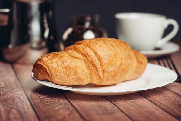 Färska croissanter på ett tefat bord dukning frukost kopp med drycker — Stockfoto
