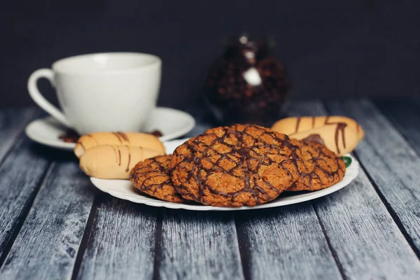 Biscoitos doces em um prato doces chá partido café da manhã lanche — Fotografia de Stock