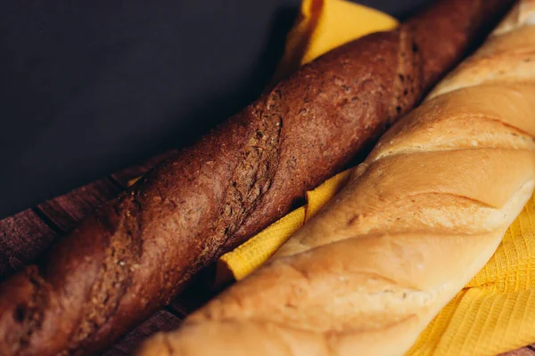 Szeletelés egy kenyér egy fa vágódeszka frissességét — Stock Fotó