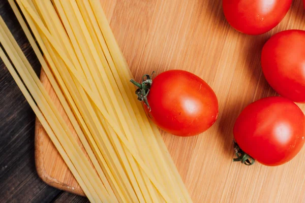 Pasta italiana pomodorini tagliere preparazione alimentare — Foto Stock