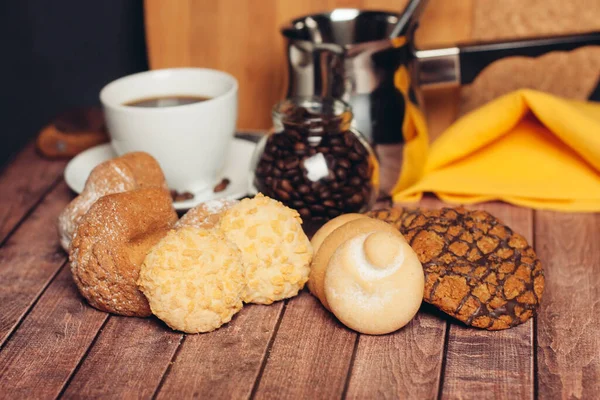 Mjöl produkter för te sötsaker cookies en kopp med en drink frukost — Stockfoto