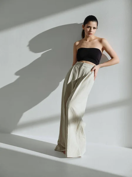 Güzel kadın moda kıyafetleri ışık arka plan cazibesi — Stok fotoğraf