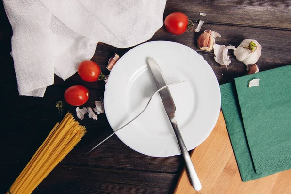 Piatto di pasta con cucchiaio e forchetta cucina italiana aglio — Foto Stock