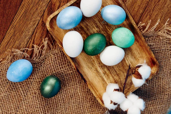 Huevos de Pascua tablero de madera decoración tradición día de fiesta de cerca —  Fotos de Stock