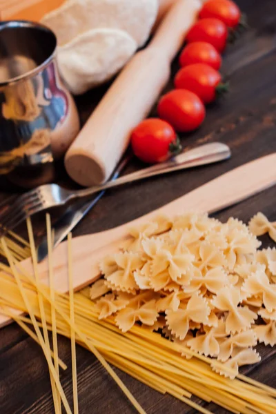 İtalyan mutfağı makarnası ahşap masa, öğle yemeği domatesleri. — Stok fotoğraf