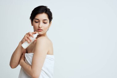 Sevimli esmer losyon cilt bakımı sağlık ışığı arka planı