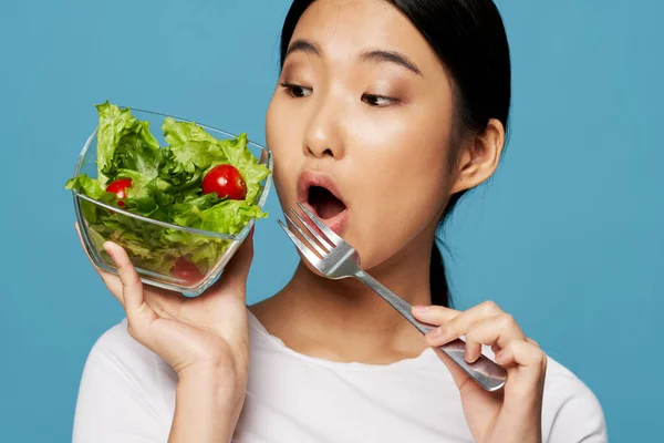 Donna con insalata in un piatto calorie modello di dieta — Foto Stock