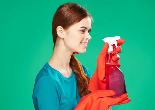 Bonita mujer con detergente servicio de limpieza fondo verde — Foto de Stock