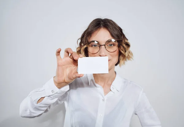 Bizneswoman z białą wizytówką na lekkiej makiecie tła — Zdjęcie stockowe