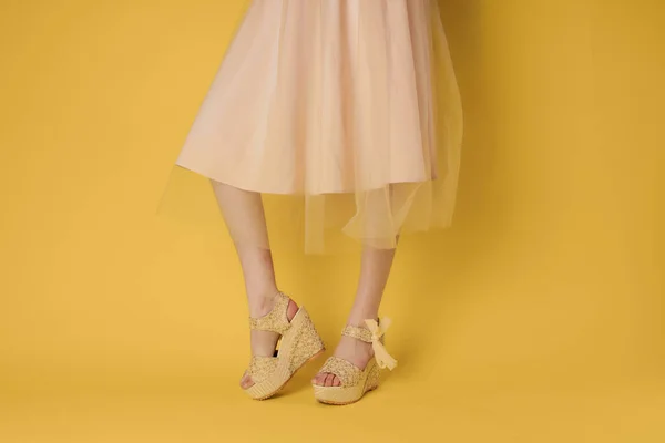 Piedi femminili scarpe alla moda attraente sguardo giallo sfondo stile di vita — Foto Stock