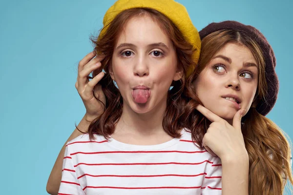 Módní sestry v klobouky zábava životní styl modré pozadí studio — Stock fotografie