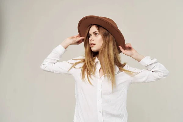 Mujer emocional con sombrero camisa blanca estudio de moda vista recortada — Foto de Stock