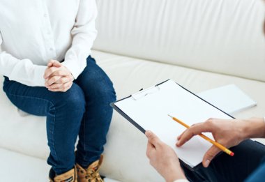 Dosyası olan bir adam ve bir kadın onu evin içinde takıyorlardı.