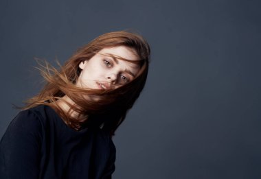 Güzel bir kadın zarif saç modeli lüksüne sahip.