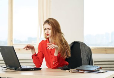 Çalışma masasında çalışan iş kadını, laptop sekreteri