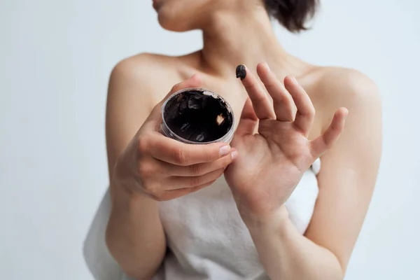 Kvinna i vit handduk svart grädde frisk hud dermatologi — Stockfoto