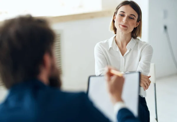 Mujer en consulta con un psicoterapeuta mensaje diagnóstico de salud —  Fotos de Stock