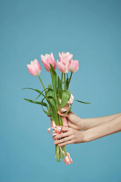 Flores en las manos de mujer regalo vacaciones romance estilo de vida — Foto de Stock