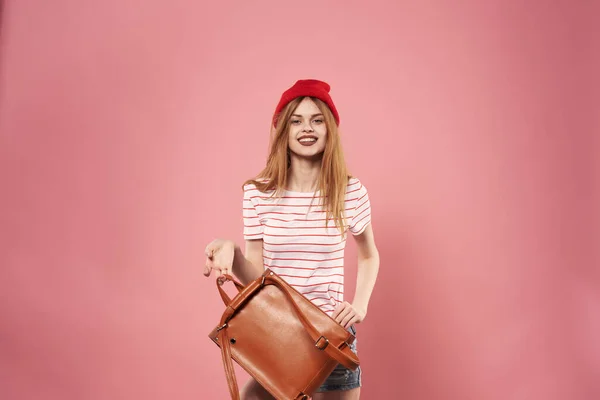 명랑 한 여자가 분홍 옷 가방을 만들고 있다 — 스톡 사진