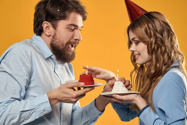 Aniversário festa homem e mulher diversão amarelo fundo cap feriado — Fotografia de Stock