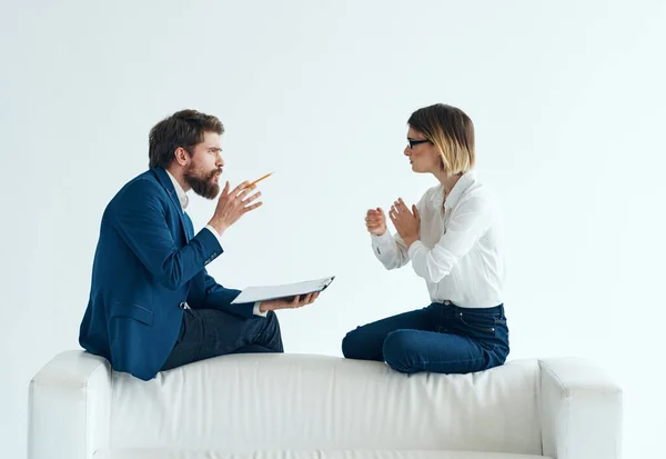 Donna emotiva o uomo con documenti di psicologia della comunicazione — Foto Stock