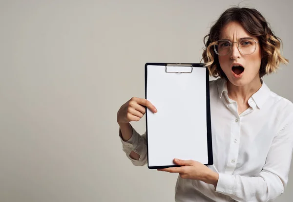 Femme avec une feuille blanche de papier dans un dossier à cheveux courts Espace de copie — Photo