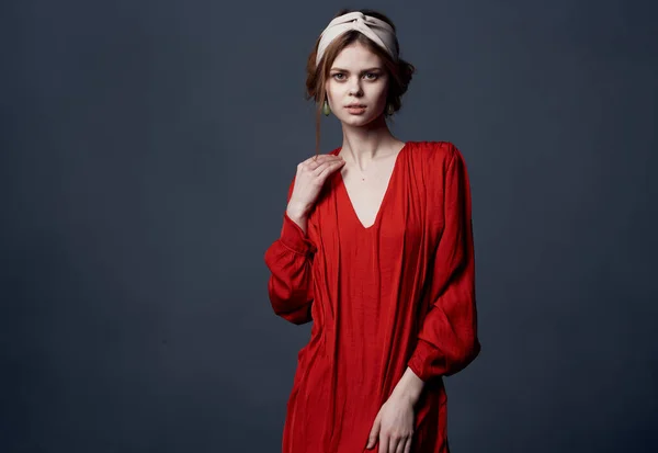 Mulher elegante em vermelho vestido decoração luxo charme cinza fundo — Fotografia de Stock