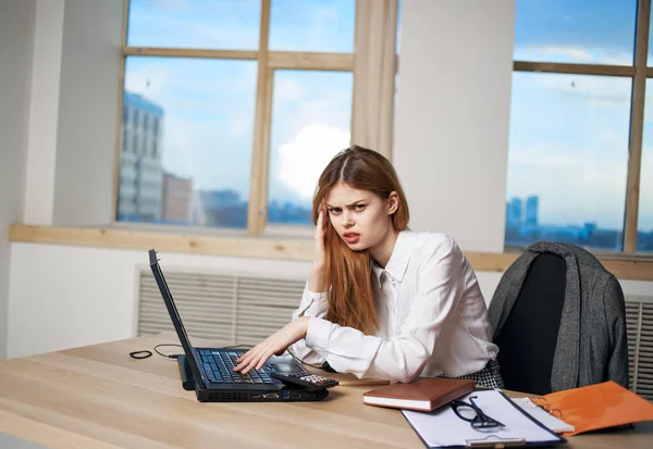 Kvinna sekreterare arbetsbord laptop kontor professionell kommunikation — Stockfoto