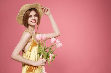 Elbise giymiş bir kadın tatil, pembe arka plan eğlence stüdyosu