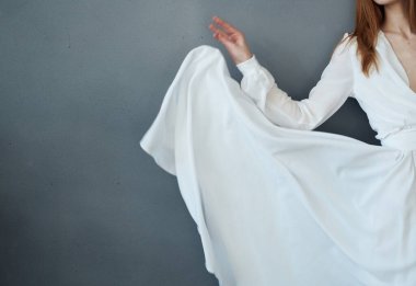 Güzel kadın, beyaz elbise, romantik performans.