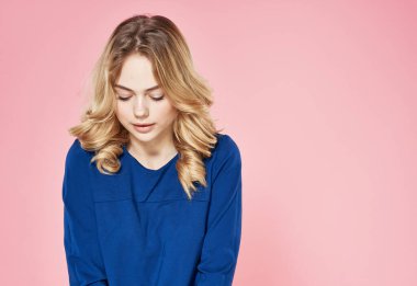 Mavi elbiseli zarif sarışın duygusal yaşam tarzı pembe arka plan