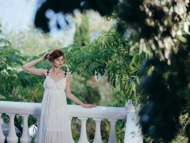 Beyaz elbiseli kadın Yunanistan doğası cazibesi seyahati
