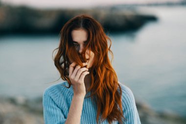Dağlardaki mutlu gezgin mavi süveter model saç stili doğa