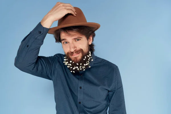 感情的な男の帽子のシャツひげ生態学スタジオ — ストック写真