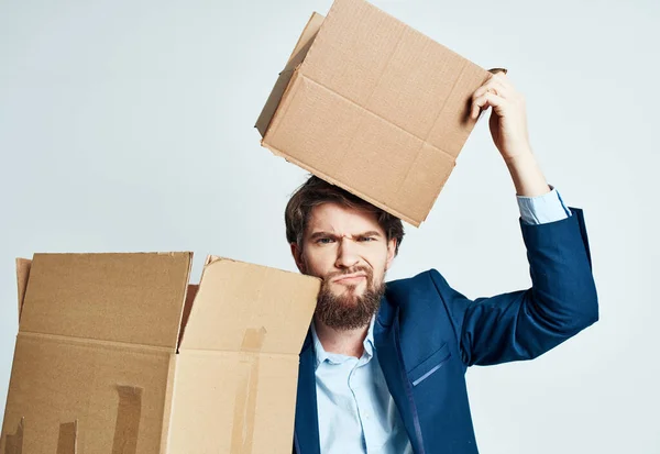 Un homme avec des boîtes pendant qu'un costume est en train de déballer — Photo